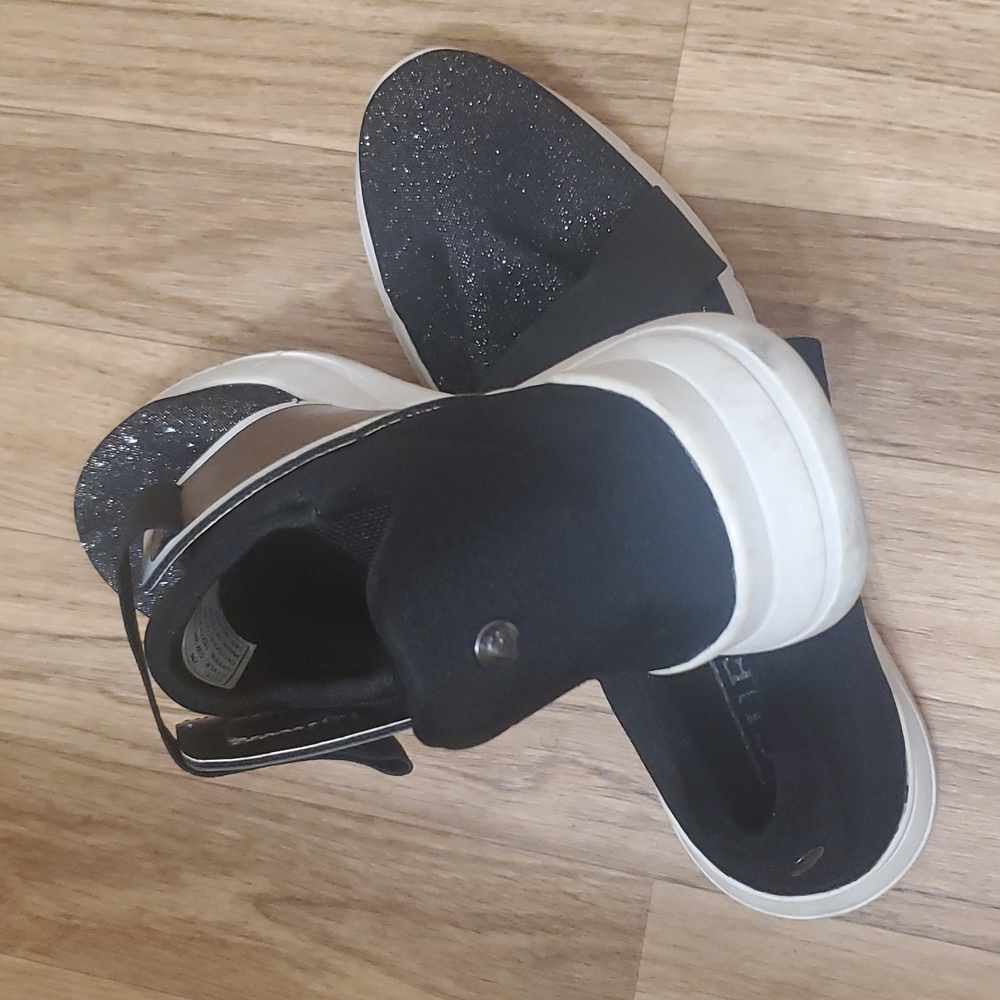Shoes - Picture 2 of 5